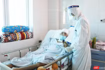 Bác sĩ chăm sóc cho bệnh nhân mắc bệnh nặng từ BV Hữu nghị Việt Đức chuyển sang (Ảnh - Minh Thuý) 