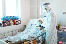 Bác sĩ chăm sóc cho bệnh nhân mắc bệnh nặng từ BV Hữu nghị Việt Đức chuyển sang (Ảnh - Minh Thuý) 