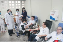 Các y, bác sĩ tại Bệnh viện Hữu Nghị hiến máu cứu người. Ảnh: TT