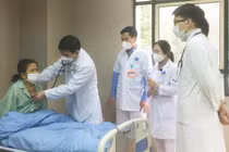 Bác sĩ khám cho bệnh nhân hậu COVID-19 (Ảnh - BVCC)