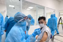 Bác sĩ, nhân viên y tế tuyến đầu được tiêm vaccine phòng COVID-19 (Ảnh - Tuấn Dũng) 