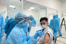 Bác sĩ, nhân viên y tế tuyến đầu được tiêm vaccine phòng COVID-19 (Ảnh - Tuấn Dũng) 