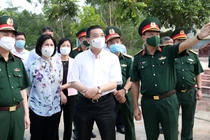 Chủ tịch UBND TP. Hà Nội kiểm tra khu cách ly tại Trường Quân sự Bộ Tư lệnh Thủ đô (Ảnh - Xuân Hải) 