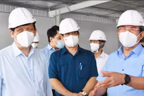 Bộ trưởng Bộ Y tế Nguyễn Thanh Long và Bí thư Thành ủy TP.HCM Nguyễn Văn Nên kiểm tra tiến độ thiết lập các trung tâm hồi sức tích cực COVID-19 (Ảnh - Khôi Nguyễn) 
