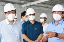 Bộ trưởng Bộ Y tế Nguyễn Thanh Long và Bí thư Thành ủy TP.HCM Nguyễn Văn Nên kiểm tra tiến độ thiết lập các trung tâm hồi sức tích cực COVID-19 (Ảnh - Khôi Nguyễn) 