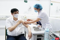 Bộ trưởng Bộ Y tế Nguyễn Thanh Long tiêm vaccine phòng COVID-19 (Ảnh - N. Thành) 