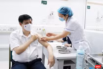 Bộ trưởng Bộ Y tế Nguyễn Thanh Long tiêm vaccine phòng COVID-19 (Ảnh - N. Thành) 