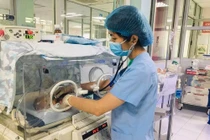 Bác sĩ thăm khám cho bé (Ảnh - BVCC) 