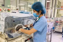 Bác sĩ thăm khám cho bé (Ảnh - BVCC) 