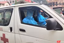 Nhân viên y tế đưa bệnh nhân đi cấp cứu (Ảnh - Minh Thuý) 