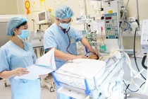 Các bác sĩ chăm sóc cho bệnh nhi (Ảnh - BVCC) 