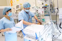 Các bác sĩ chăm sóc cho bệnh nhi (Ảnh - BVCC) 