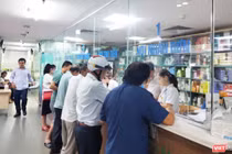 Người dân xếp hàng chờ mua thuốc ở bệnh viện (Ảnh: Minh Thuý) 