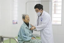 Bác sĩ kiểm tra sức khỏe cho cụ bà 103 tuổi bị nhồi máu cơ tim (Ảnh: BVCC) 