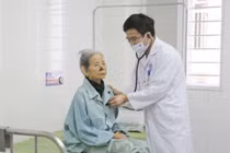 Bác sĩ kiểm tra sức khỏe cho cụ bà 103 tuổi bị nhồi máu cơ tim (Ảnh: BVCC) 