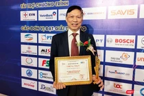 PGS. TS. Trần Quý Tường, Cục trưởng Cục Công nghệ Thông tin, Bộ Y tế nhận giải thưởng Chuyển đối số Việt Nam 2020 (Ảnh: Minh Thuý) 