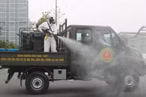 phun khử khuẩn phòng COVID-19 (Ảnh - Minh Thuý) 