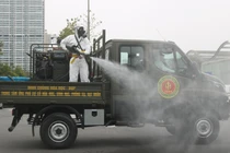 Phun khử khuẩn phòng dịch (Ảnh - Minh Thúy)