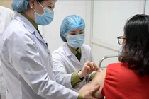 Tiêm vaccine phòng COVID-19 cho tình nguyện viên (Ảnh - Hoàng Anh) 