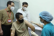 Thứ trưởng Bộ Y tế Trần Văn Thuấn và GS.TS. Tạ Thành Văn - Chủ tịch Hội đồng Trường Đại học Y Hà Nội - theo dõi quá trình tiêm thử nghiệm vaccine ARCT-154 phòng COVID-19 cho tình nguyện viên (Ảnh - Nguyễn Quyết) 