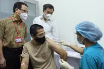 Thứ trưởng Bộ Y tế Trần Văn Thuấn và GS.TS. Tạ Thành Văn - Chủ tịch Hội đồng Trường Đại học Y Hà Nội - theo dõi quá trình tiêm thử nghiệm vaccine ARCT-154 phòng COVID-19 cho tình nguyện viên (Ảnh - Nguyễn Quyết) 