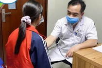 Bác sĩ khám bệnh cho trẻ (Ảnh - BVCC)