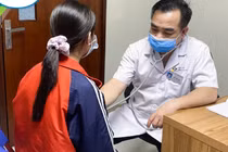 Bác sĩ khám bệnh cho trẻ (Ảnh - BVCC)