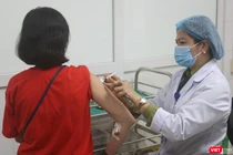 Tiêm thử nghiệm vaccine phòng COVID-19 cho tình nguyện viên (Ảnh - Minh Thuý) 
