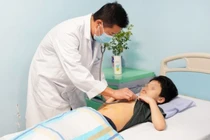 PGS.TS. Phạm Duy Hiền - Phó Giám đốc Bệnh viện Nhi Trung ương - khám cho bệnh nhi (Ảnh - BVCC)