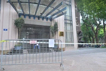 Bộ Công Thương tạm thời phong tỏa tòa nhà 25 Ngô Quyền sau khi một ca dương tính từng tới đưa công văn (Ảnh - Đinh Huy) 