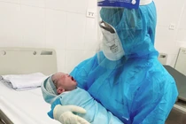 Bé gái chào đời khoẻ mạnh ở Bệnh viện Bệnh Nhiệt đới Trung ương (Ảnh - BVCC) 