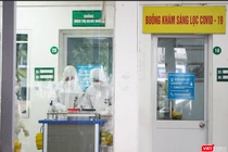 Buồng khám sàng lọc COVID-19 tại BV (Ảnh - Minh Thuý) 