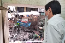 Xưởng sản xuất bánh trung thu Hương Trà nằm ngay cạnh rãnh nước thải (Ảnh: Minh Thúy) 