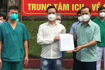 Bệnh nhân N.V.G. được công bố khỏi bệnh (Ảnh - Ngọc Mai) 