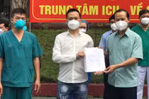 Bệnh nhân N.V.G. được công bố khỏi bệnh (Ảnh - Ngọc Mai) 