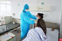 Bác sĩ khám cho bệnh nhân mắc COVID-19 (Ảnh - Hoàng Anh) 