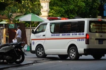 Xe cấp cứu ở phía ngoài Bệnh viện Hữu nghị Việt Đức (Ảnh - Minh Nhân)