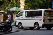 Xe cấp cứu ở phía ngoài Bệnh viện Hữu nghị Việt Đức (Ảnh - Minh Nhân)