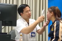 Bác sĩ khám bệnh cho bệnh nhân (Ảnh: BVCC) 