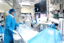Các bác sĩ tiến hành can thiệp mạch ngay trong đêm để cấp cứu người bệnh. Ảnh: BVCC