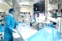 Các bác sĩ tiến hành can thiệp mạch ngay trong đêm để cấp cứu người bệnh. Ảnh: BVCC