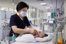 ThS.BS. Chu Lan Hương thăm khám cho bé bị ngộ độc (Ảnh - BVCC)