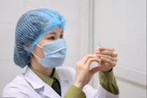 Nhân viên y tế chuẩn bị tiêm thử nghiệm vaccine phòng COVID-19 (Ảnh - Hoàng Anh)