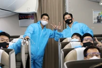 Trên chuyến bay về nước, đội tuyển Việt Namđược bố trí tại một khoang riêng, mặc trang bị phòng hộ trong suốt hành trình bay và cho tới khi về tới địa điểm cách ly tập trung y tế (Ảnh VFF)
