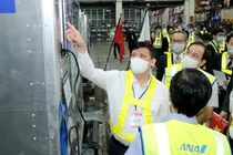 Bộ trưởng Bộ Y tế Nguyễn Thanh Long trực tiếp kiểm tra lô vaccine (Ảnh - Trần Minh) 