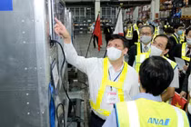 Bộ trưởng Bộ Y tế Nguyễn Thanh Long trực tiếp kiểm tra lô vaccine (Ảnh - Trần Minh) 