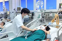 Bác sĩ khám cho bệnh nhân (Ảnh - Minh Thuý) 