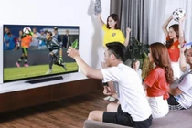 Tụ tập đông người xem đá bóng (Ảnh minh hoạ) 