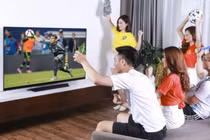 Tụ tập đông người xem đá bóng (Ảnh minh hoạ) 