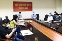 Lãnh đạo Sở Y tế Hà Nội họp trực tuyến cùng CDC Hà Nội và một số đơn vị trọng điểm để triển khai công tác lấy mẫu xét nghiệm COVID-19 cho những đối tượng nguy cơ cao (Ảnh - SYT HN) 